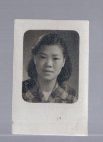 50年代 黑白 老照片；半身照相片一张。6x3.8cm。54.7.