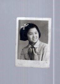 50年代  黑白 老照片；潇洒的女孩。【超小、2.7x1.8cm】1955.6.