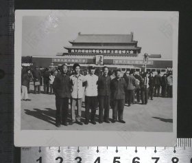zp038,老照片，1976穿老公安警服在天安门主席追悼大会执勤留影的公安和军人，阵容整齐，全体跨立，背景宏大，意义深远，珍贵老照片