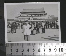 zp037,老照片，1976穿老公安警服在天安门主席追悼大会执勤留影的公安，背景宏大，意义深远，珍贵老照片