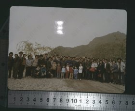 zp045,老照片，大合影，约40人，有老有少，春天，山坡，你还能发现什么信息？