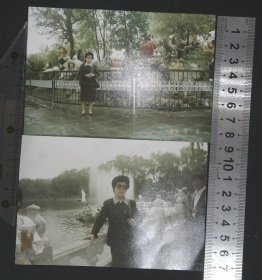 zp047,老照片，1997年某女士公园游玩照一组2张，假山，喷泉，你还能发现什么信息？
