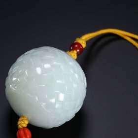 清 和田青白玉编织纹球型挂坠