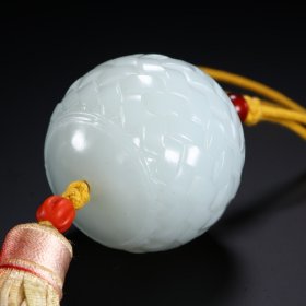 清 和田青白玉编织纹球型挂坠