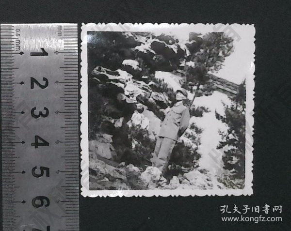 zp120,老照片，军人，1979年着65式军服，五星帽，站如松，位于南京市瞻园景区内留影