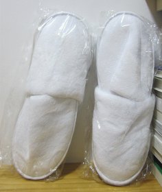 白色绒拖鞋两双