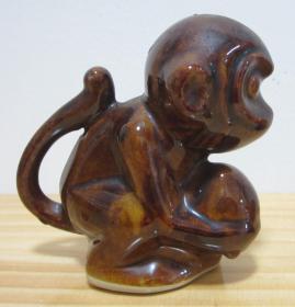 深酱釉 猴子捧桃 瓷摆件（上世纪八十年代民品）