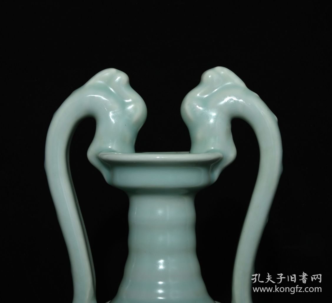 单色釉双龙瓶，高36×17.5厘米
