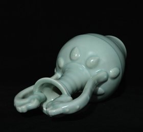 单色釉双龙瓶，高36×17.5厘米