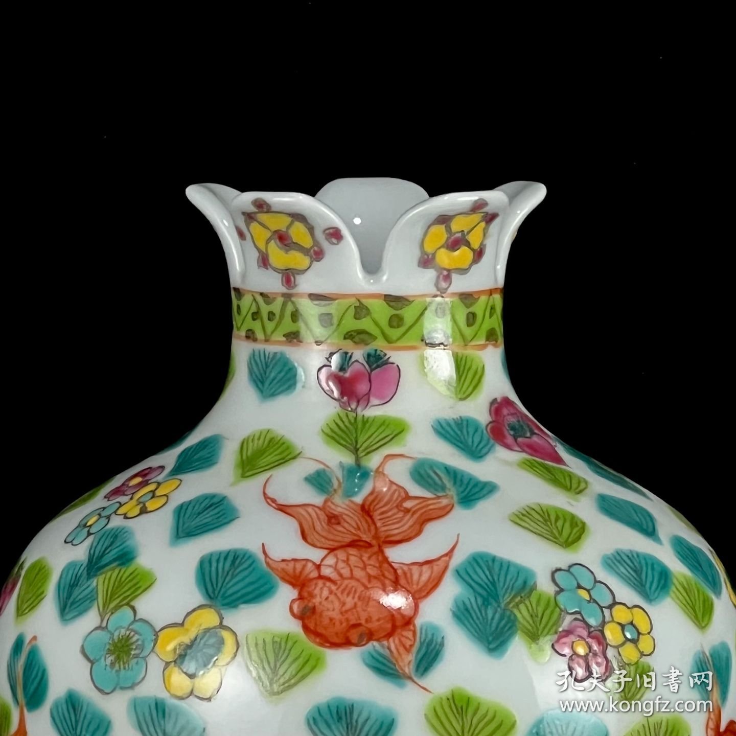 粉彩金鱼满堂纹石榴瓶。高16*13