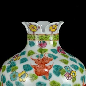 粉彩金鱼满堂纹石榴瓶。高16*13