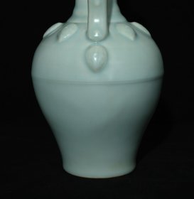 单色釉双龙瓶，高36×17.5厘米