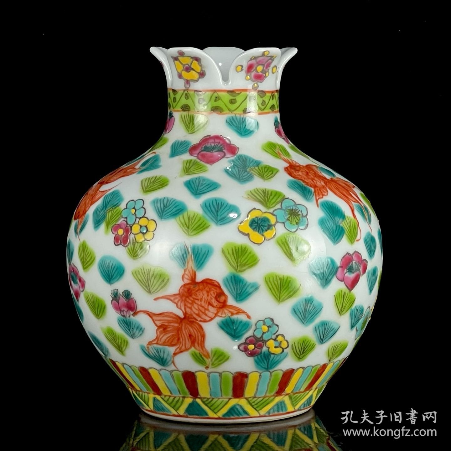 粉彩金鱼满堂纹石榴瓶。高16*13