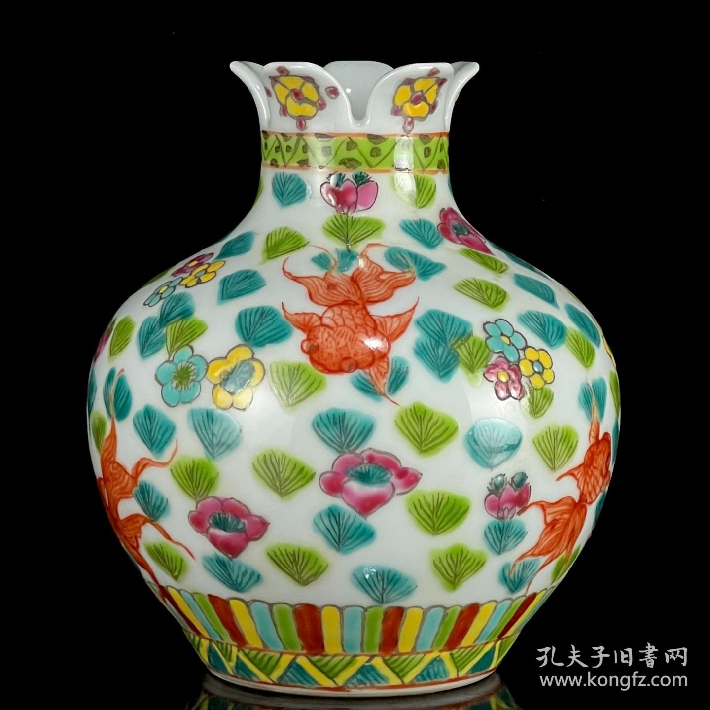 粉彩金鱼满堂纹石榴瓶。高16*13