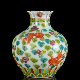 粉彩金鱼满堂纹石榴瓶。高16*13