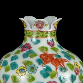 粉彩金鱼满堂纹石榴瓶。高16*13