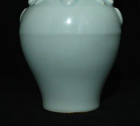 单色釉双龙瓶，高36×17.5厘米