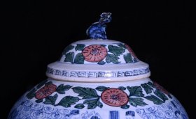 青花五彩关公刮骨疗伤人物故事纹盖罐，高40×33厘米