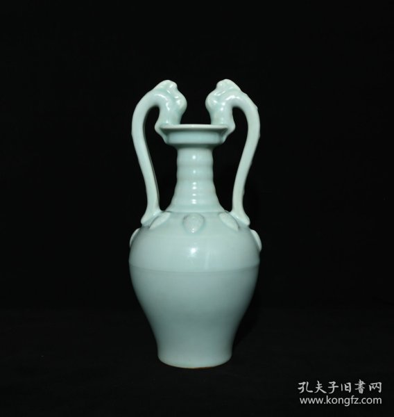 单色釉双龙瓶，高36×17.5厘米