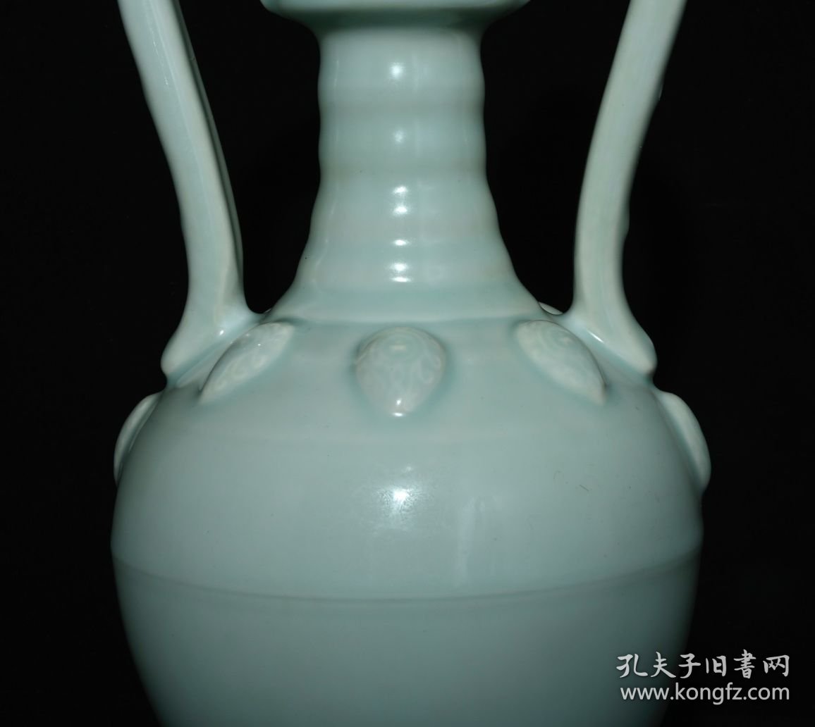 单色釉双龙瓶，高36×17.5厘米