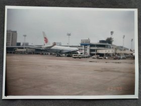 老照片，1999年上海虹桥机场，停放在停机坪上的中国国际航空公司客机，后面有上海三菱电梯广告牌——LJ094