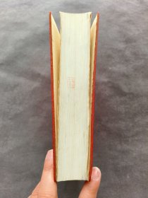 32开红皮面薄型版毛泽东选集一卷本,内附一张星星之火可以燎原纪念书签,北京总部解放军版,中国人民解放军战士出版社翻印出版,1967年北京第2次印刷,军部发行,买宝书送定制加厚自封保护袋,内页干净,目录页和最后有一个章节有些勾画其他完好,内容完整无缺,收藏学习两相宜——MX1055