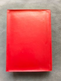 32开红皮面薄型版毛泽东选集一卷本,内附一张星星之火可以燎原纪念书签,北京总部解放军版,中国人民解放军战士出版社翻印出版,1967年北京第2次印刷,军部发行,买宝书送定制加厚自封保护袋,内页干净,目录页和最后有一个章节有些勾画其他完好,内容完整无缺,收藏学习两相宜——MX1055