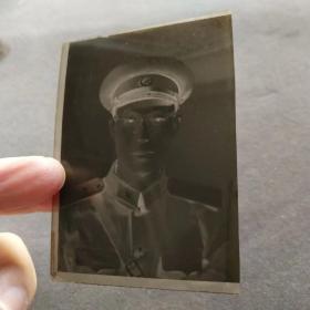 老照片，50年代中国人民解放军军事工程学院军校学员老照片底片1张，大尺寸军官照底片，底片都保存完好，照片主人英俊潇洒——E1888