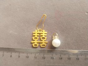 小吊坠2个，一个双喜字金属挂件，一个小珠子，都是完好的——GS248