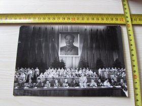 首都各界人民集会庆祝抗日战争胜利二十周年.彭真同志主持大会.周恩来.郭沫若.康生.贺龙.邓小平.刘少奇.朱德.谭震林.陆定一.薄一波.罗瑞卿.程潜等领导人.