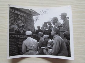 学习王杰同志一心一意为革命[图为济南部队最近开展了宣传和学习王杰的活动...]