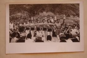 老照片  新华社照片底稿   广西金秀   瑤寨歌舞  手捧山茶迎亲人   1978