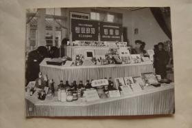 老照片    宣传展览照片    1958年　华东化工学院师生研究出一百多种活性染料…