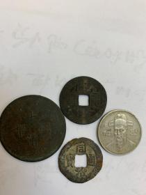 韩币100x、大清铜币、乾隆通宝、同治通宝各一枚。
