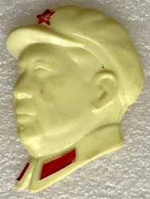 8394.毛主席像章（保老、不议价）：塑料头像 长6.3厘米，9品（品相认定，仅供参考），背面文字：“毛主席万岁”