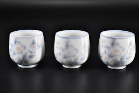 （PA1034）《日本传统工艺陶瓷器》茶碗一套 三件  碗壁上花朵图案 直径：6.4cm 高：6.8cm 日本陶瓷器的发展自应永年到昭和共经历了500多年的历史，烧瓷行业在不断地发展，技术也在不断地进步，有的已经达到了很高的水平。