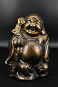 （丁3724）大尺寸《日本传统工艺陶瓷器》弥勒佛一件 做工细腻 整体尺寸：23*17*35cm 弥勒佛的寓意是笑口常开、乐观豁达、慈悲为怀。弥勒佛象征着福气、心地善良、淡泊名利，也象征着中华民族宽容、智慧、幽默、快乐的精神，蕴含着人们对未来生活美好的祝愿。