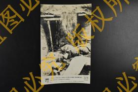 （特8045）史料 《读卖新闻老照片》烧付版一张 黑白历史老照片  湖南战线 炮弹爆炸瞬间 日军战壕内躲避的情景 尺寸15*9.5cm 读卖新闻社1944年发行