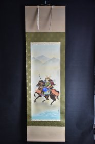 （VH5790）观峰笔 绢本手绘《日本武士图》装裱立轴画一幅 绫裱 两侧木轴头 钤印 画心尺寸：102*40CM 立轴尺寸：185*54cm。