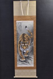 （VH6256）翠石笔 绢本手绘《虎图》装裱立轴画一幅 绫裱 两侧树脂轴头 钤印 画心尺寸：106*41CM 立轴尺寸：188*53CM。