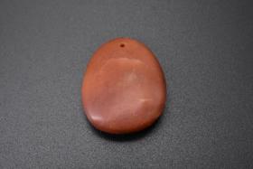 （P5259）《寿山石吊坠》一个，尺寸：3*2.5*0.5cm，重量8.92克 雕刻精美 石质上乘 透光度好 手感顺滑温润。