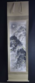 （VH5751）千城孤巳任 绢本手绘《水墨山水风景图》装裱立轴画一幅 绫裱 两侧树脂轴头 钤印 画心尺寸：135*44CM 立轴尺寸：213*56CM。