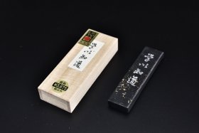（己5291）日本《铃鹿墨 学似知道 墨》原木盒墨条一锭 经济产业大臣指定传统的工艺品 保存完好 一面学似知道等字样 洒金 一面有人物图案 尺寸：8.1cm*2cm*0.8.5cm 重量： 19.2克。