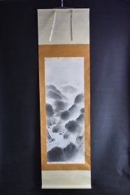（VH5916）绢本手绘《山水风景图》装裱立轴画一幅  绫裱 两侧木轴头 钤印 画心尺寸：107*40CM 立轴尺寸：190*53CM
