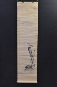 （VH6343）诸星成章（1870年－？）日本著名画家。本名盛章，通称连一郎，別号玉连、仲连、醒笑、成璋。师从著名画家川端玉章门下学习圆山派绘画。 纸本手绘《水鸟》装裱立轴画一幅 纸裱 两侧木轴头 钤印 画心尺寸：114*32CM 立轴尺寸：161*40cm