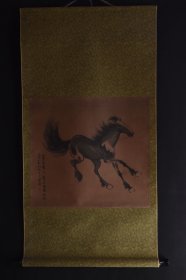 （VH6191）悲鸿笔 绢本印刷《马》装裱立轴画一幅 绫裱 两侧木轴头 画心尺寸 51*47CM 立轴尺寸 109*57CM