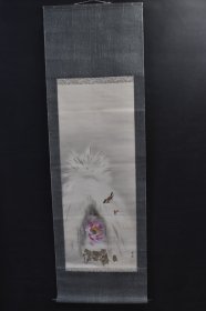 （VH6312）秀畝笔 绢本手绘《花鸟图》装裱立轴画一幅 绫裱 两侧木轴头 钤印 画心尺寸 103*41CM 立轴尺寸 165*53CM。