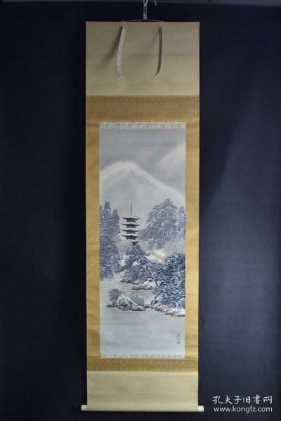 （VH5744）佐佐木美山（1876 - ？）日本画家，号南风、云鹤、虎山、鲤城山。相继师承里见云岭、大桥翠石。四条作派画家，喜游历，善写生，长于人物、动物，尤以画虎为佳。曾将《高砂图》作为重要庆典活动的礼品献给宫内。 绢本手绘《山水风景图》装裱立轴画一幅 绫裱 两侧树脂轴头 钤印 画心尺寸：170CM*40CM 立轴尺寸：184CM*53CM。