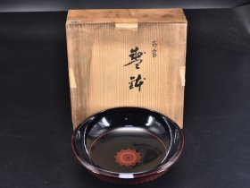 （己5072）《日本传统工艺蒟醤塗漆器》原木盒果子钵一件 天然木胎漆器 钵内部外壁有图案 尺寸：25.5*25.5*7.3cm 公元前二百多年中国的漆艺就开始流传到日本，由于地理环境相似，日本也组织起了漆器生产，形成了日本独特的漆器风格。