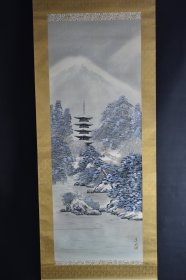（VH5744）佐佐木美山（1876 - ？）日本画家，号南风、云鹤、虎山、鲤城山。相继师承里见云岭、大桥翠石。四条作派画家，喜游历，善写生，长于人物、动物，尤以画虎为佳。曾将《高砂图》作为重要庆典活动的礼品献给宫内。 绢本手绘《山水风景图》装裱立轴画一幅 绫裱 两侧树脂轴头 钤印 画心尺寸：170CM*40CM 立轴尺寸：184CM*53CM。